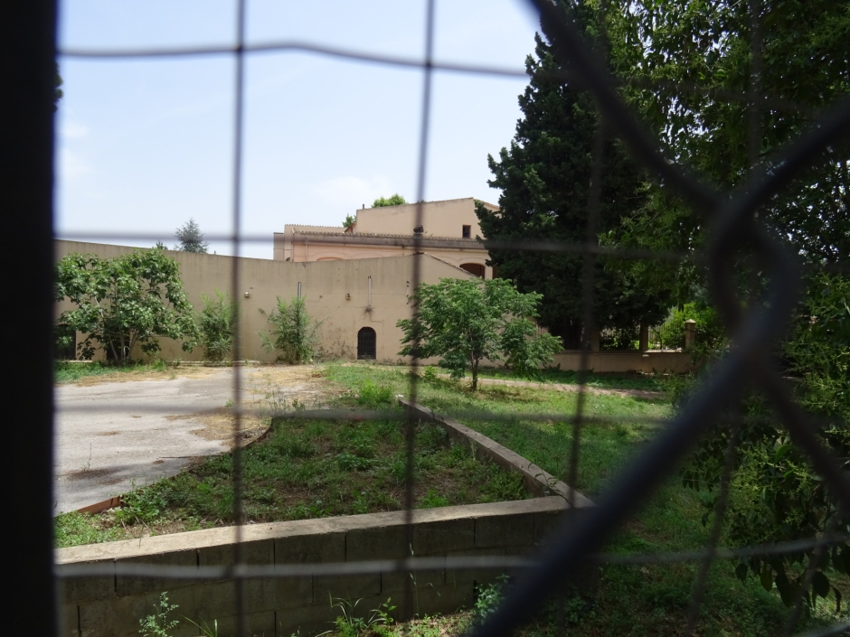 Façana lateral de la masia de Can Cabassa.
