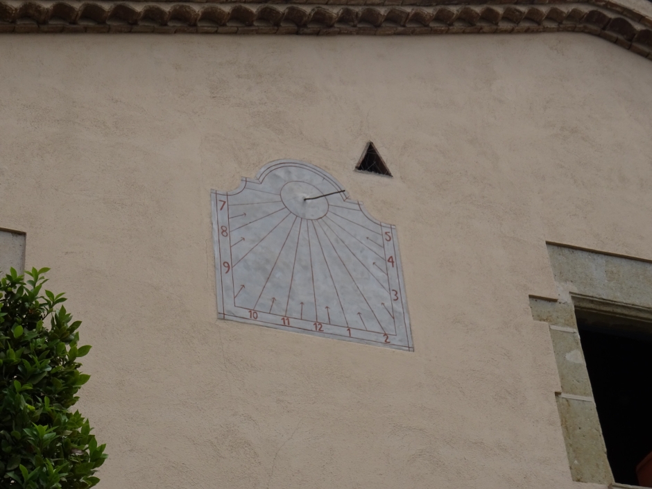Rellotge de sol a la façana principal de Can Cadena