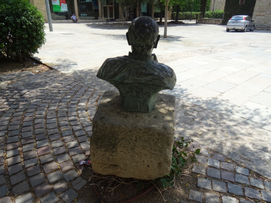 Part posterior del monument a Miquel Cabanas i Alibau