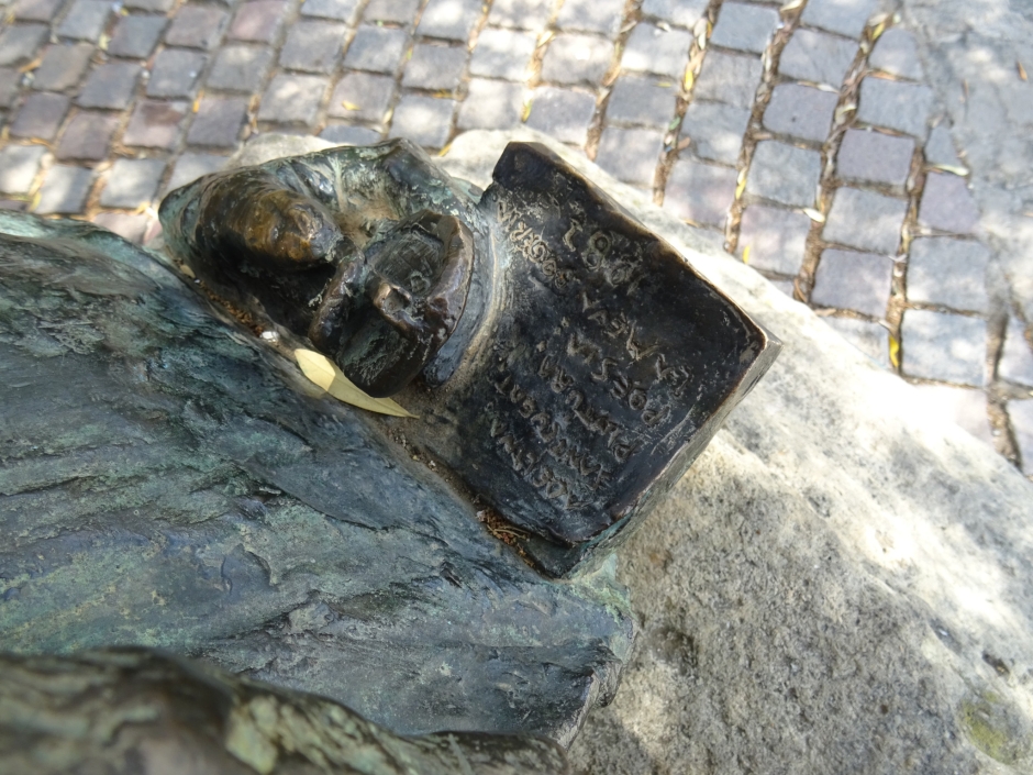 Detall del llibre que subjecta Miquel Cabanas i Alibau