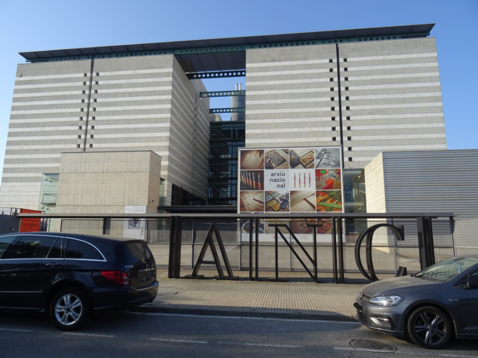 Accés principal de l'Arxiu Nacional de Catalunya