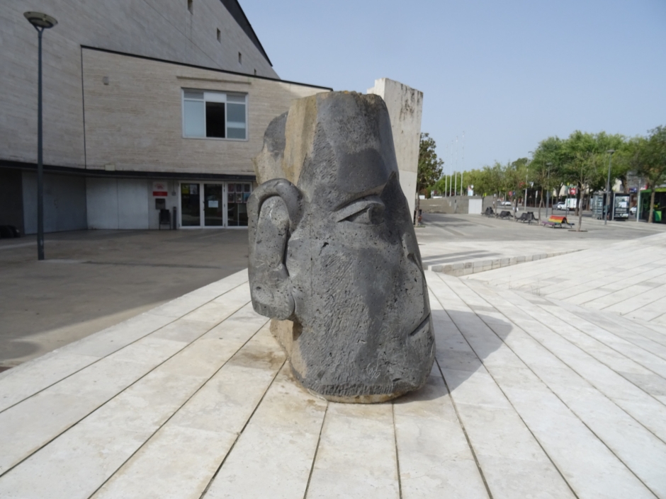 Cap fet en pedra de basalt del monument Diàleg