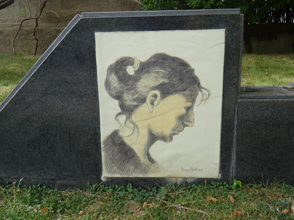 Retrat de Pilar Roig en el seu monument