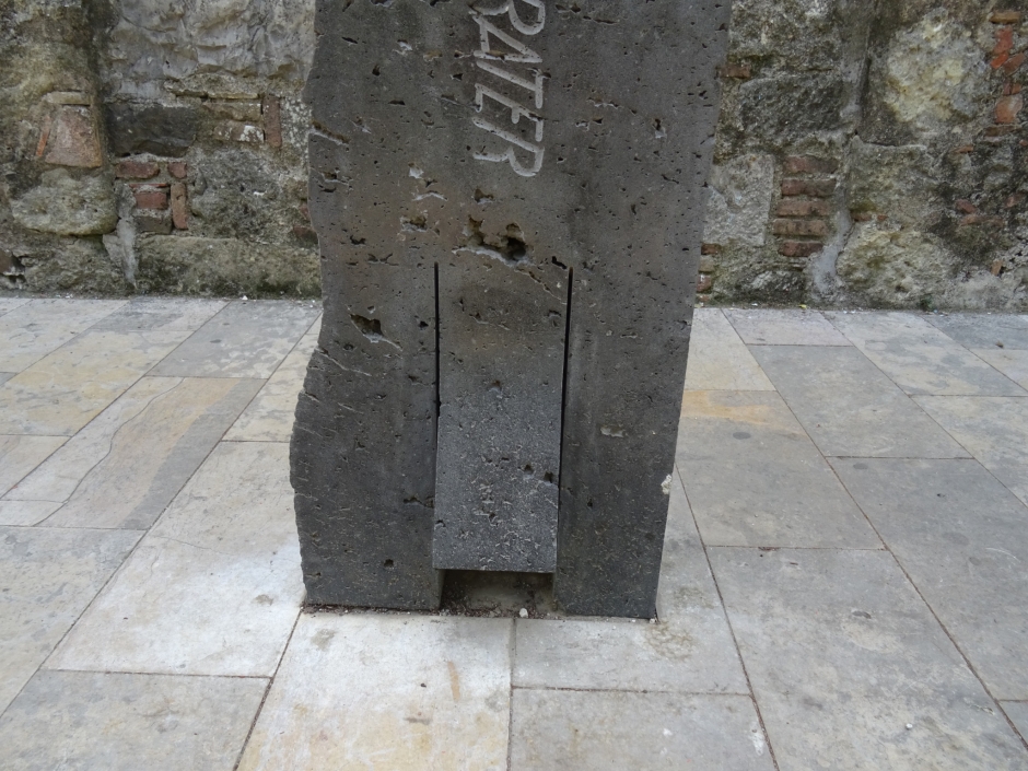 Part inferior del monument a Gabriel Ferrater