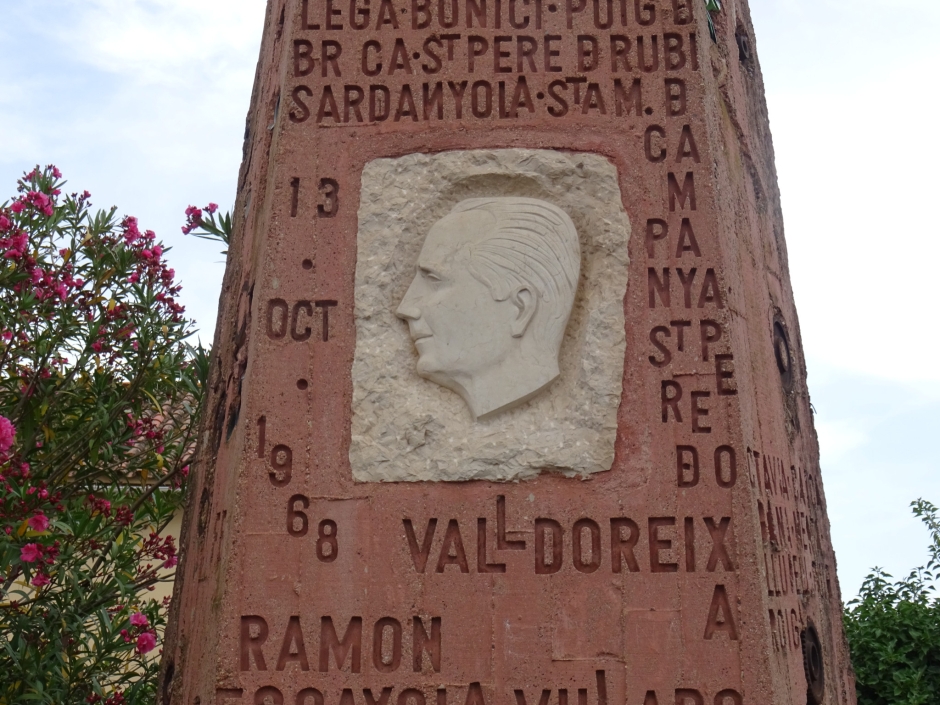 Detall del monument a Ramon Escayola