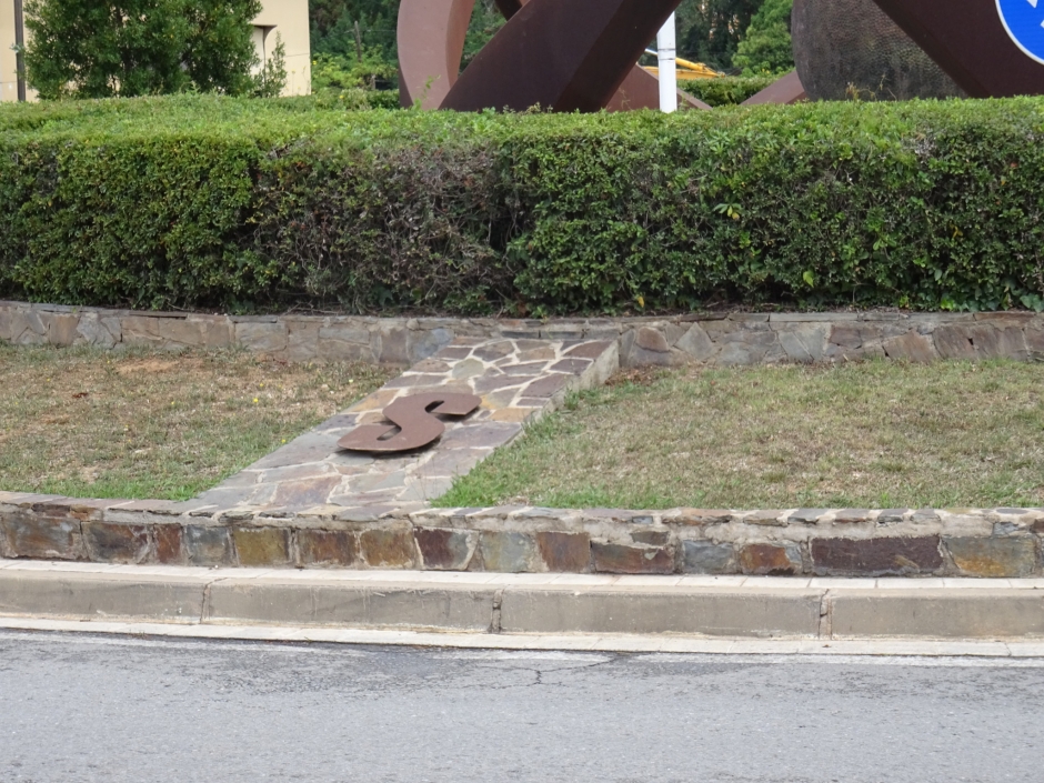 Detall del punt cardinal Sud a la rotonda on està el monument a la Sardana
