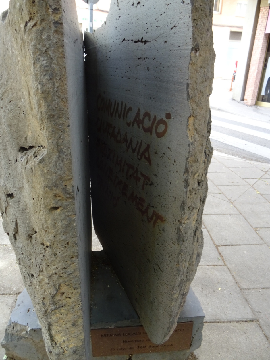 Detall de l'interior del monument en Homenatge als Mitjans Locals de Comunicació