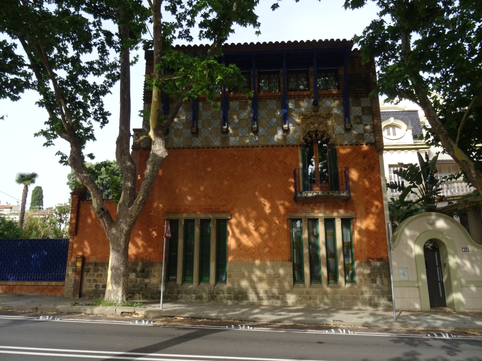 Façana de la Casa Armet a l'avinguda de Gràcia