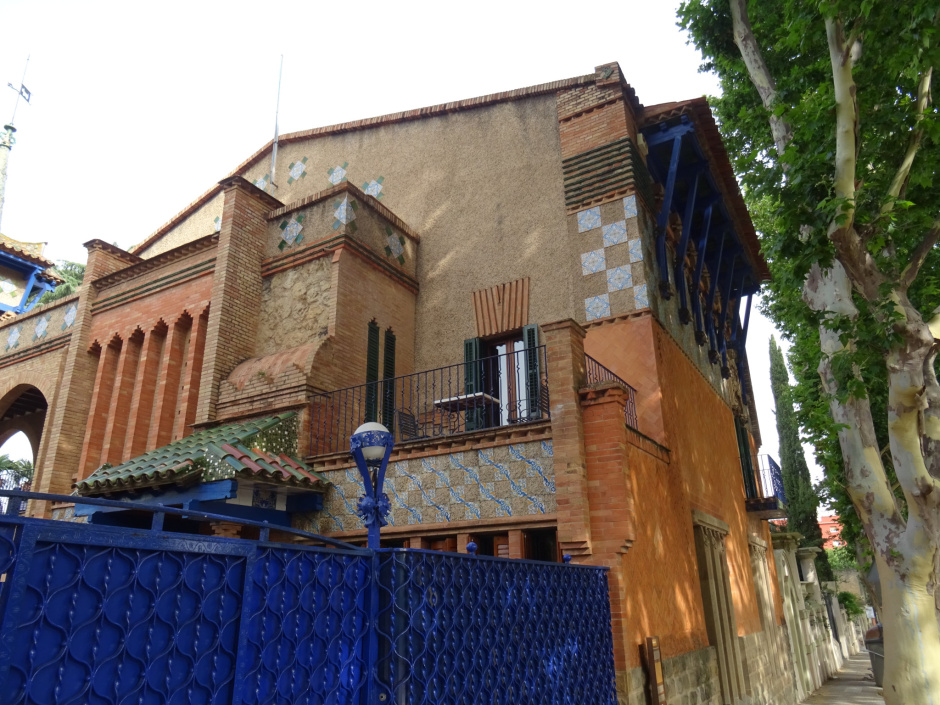 Façana de la Casa Armet a l'avinguda de Gràcia