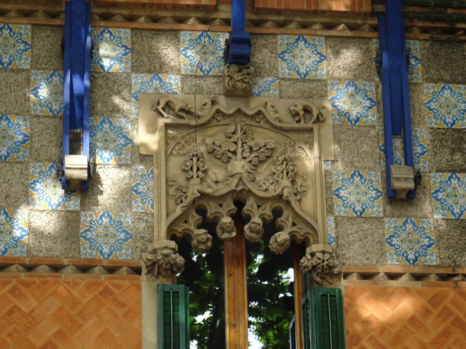 Detall decoratiu de la façana de la Casa Armet a l'avinguda de Gràcia