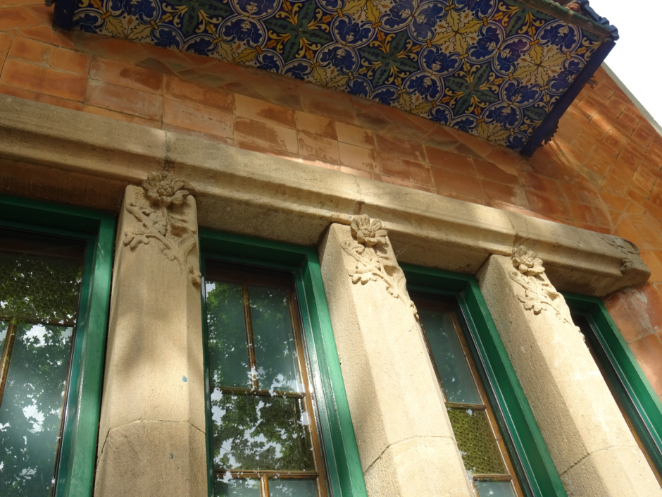 Detall decoratiu de la façana de la Casa Armet a l'avinguda de Gràcia