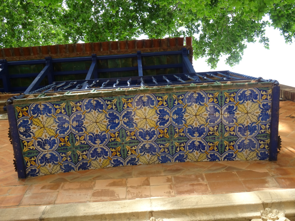 Decoració ceràmica sota el balcó de la façana de la Casa Armet a l'avinguda de Gràcia