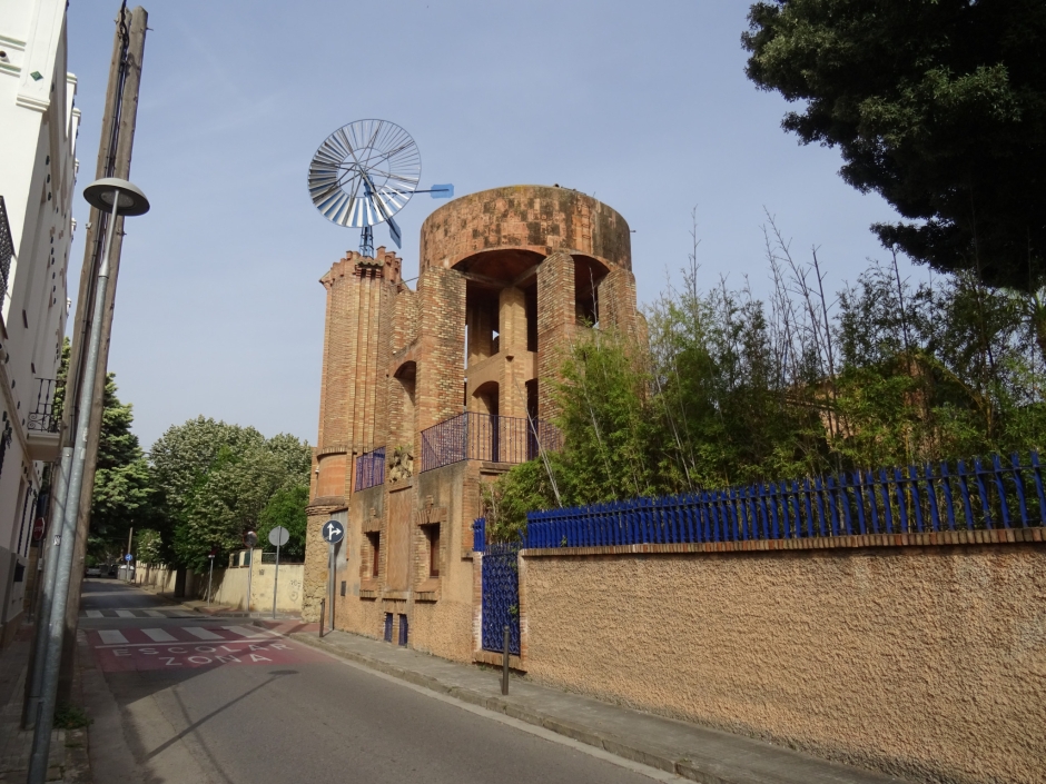 Molí de vent i dipòsit de la Casa Armet amb façana al carrer Bergara