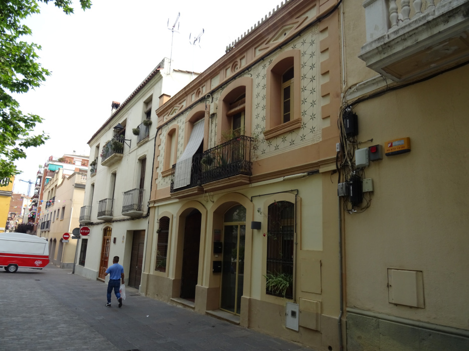 Façana de les cases de Pere Català a la plaça de Barcelona