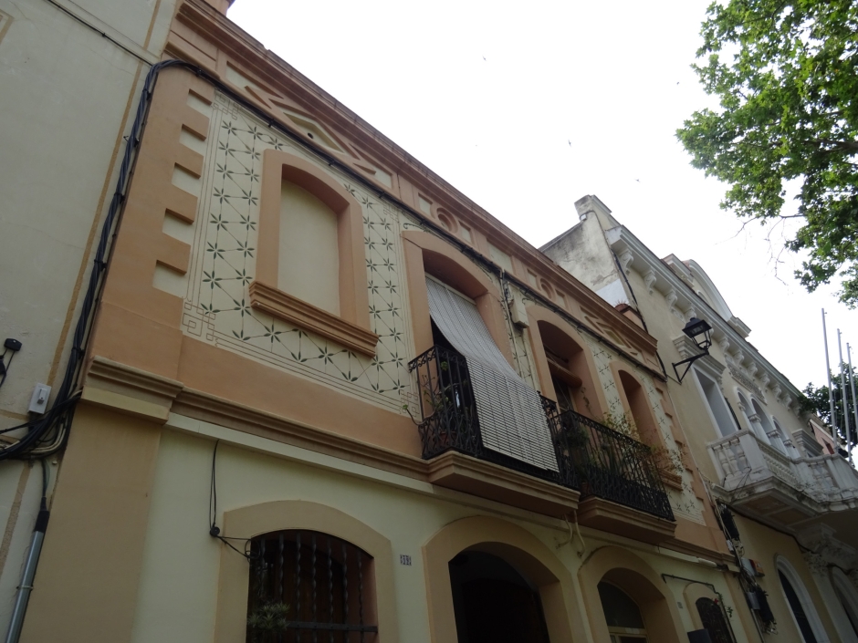 Detall ornamental del primer pis de les cases de Pere Català a la plaça de Barcelona