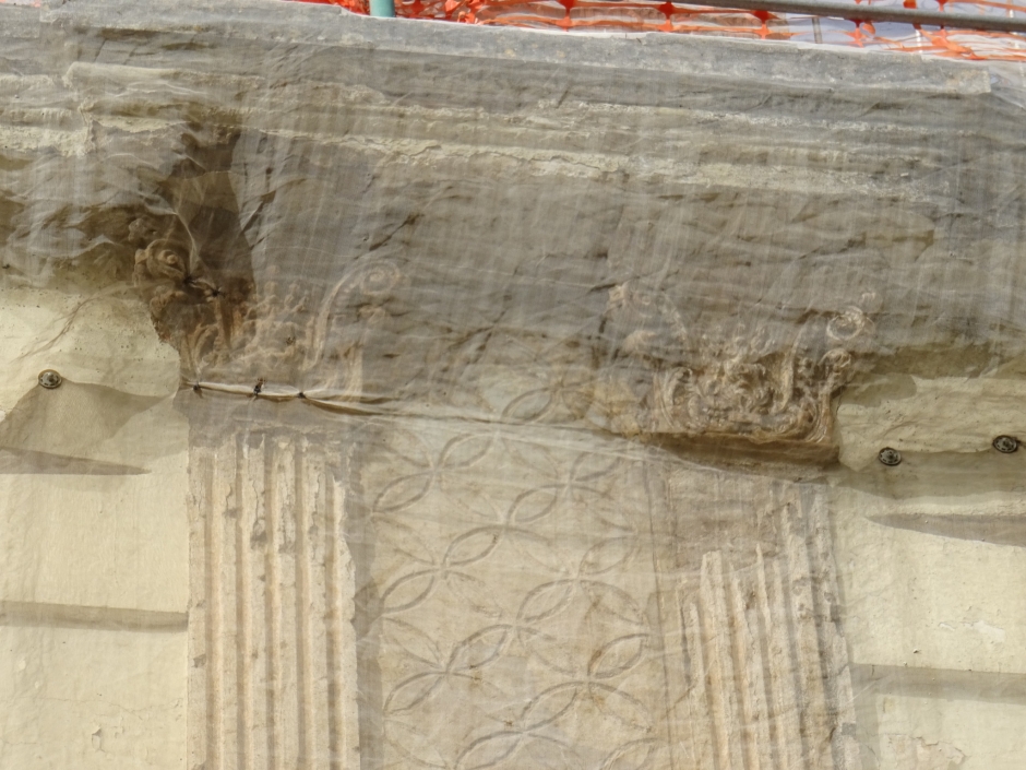 Detall de la part superior de la columna decorativa de la casa de Pau Vilardell