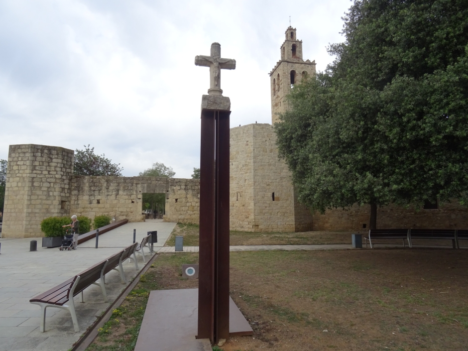 La Creu trencada als jardins de Llevant