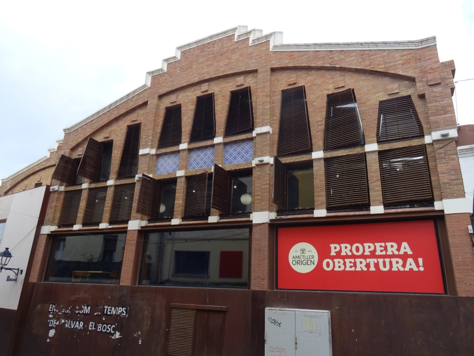 Façana del Mercat Vell al carrer Endavallada