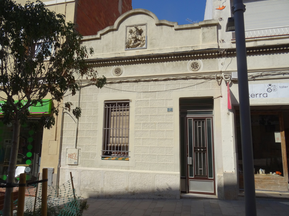 Façana principal de la casa d'Isidre Ribatallada.