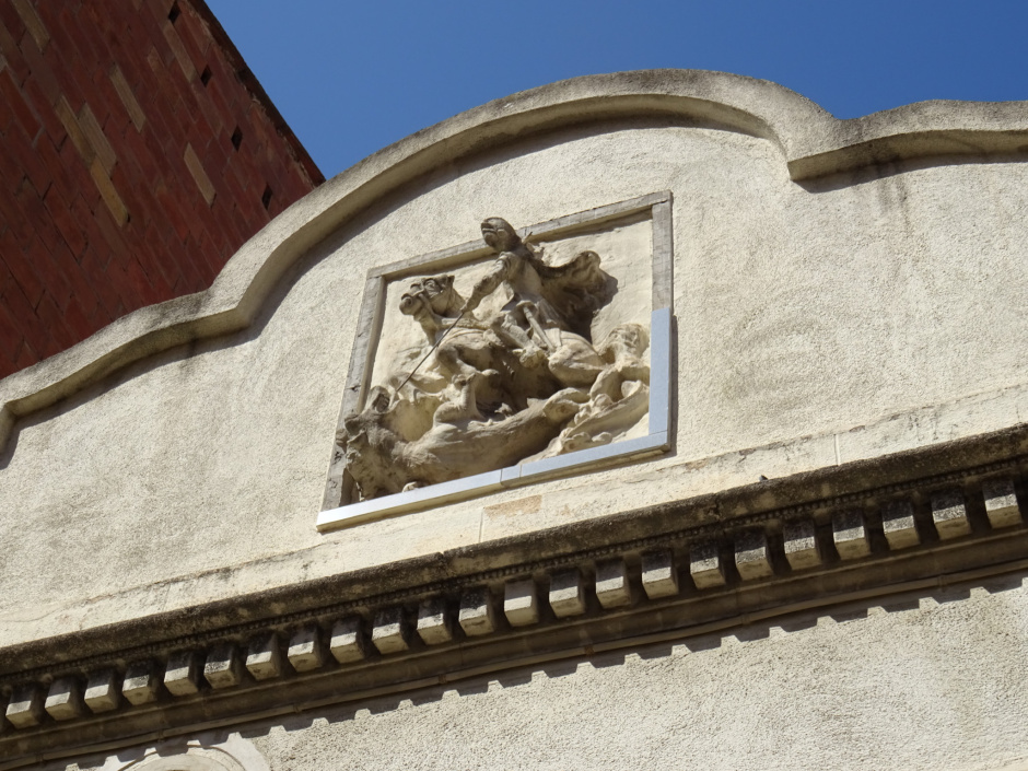 Sant Jordi en el coronament de la façana de la casa d'Isidre Ribatallada.