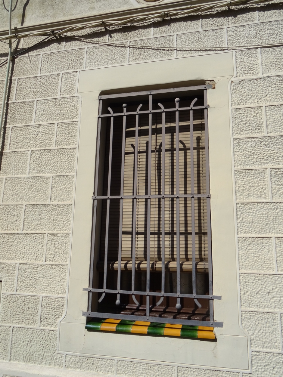 Finestra de la façana de la casa d'Isidre Ribatallada.