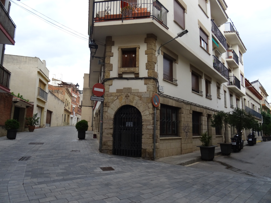 Edifici on està situat el portal de l'Hospital del monestir