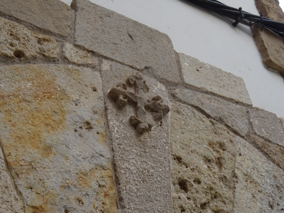 Detall de la llinda central del portal de l'Hospital del monestir