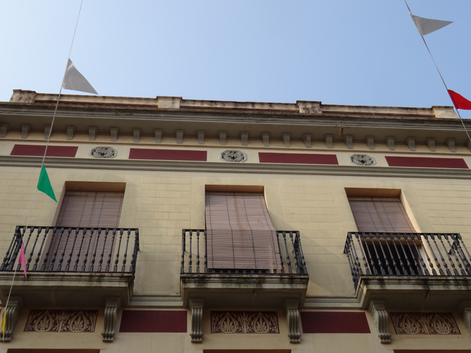 Part superior de la façana principal de la casa del carrer Major número 14