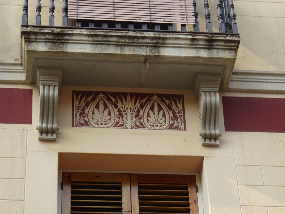 Detall decoratiu entre la llinda i el sota balcó de la casa del carrer Major número 14