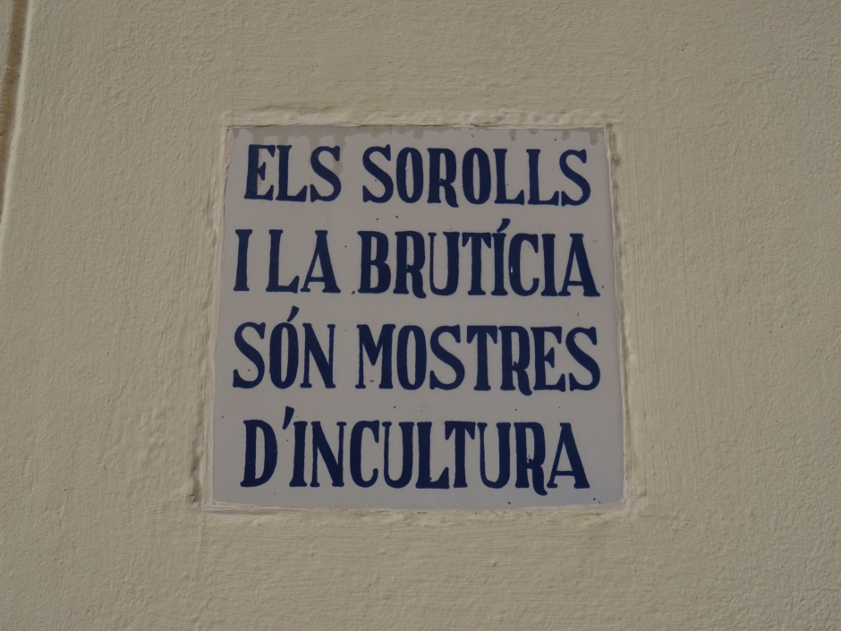 Rajola cívic posada a la façana principal de la casa del carrer Major número 14