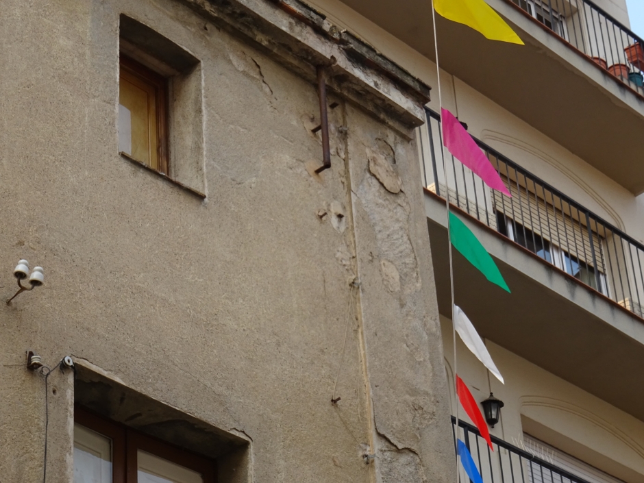 Detall de l'estat de conservació de la façana de la casa del carrer Major número 24.