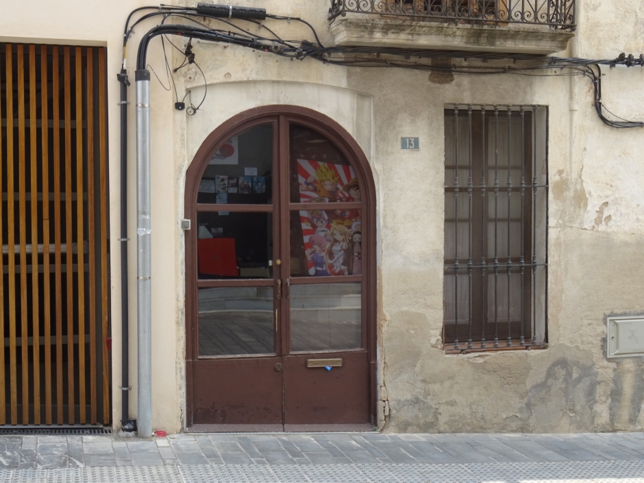 Portal i finestra de la planta baixa de la casa del carrer Sant Medir número 13.