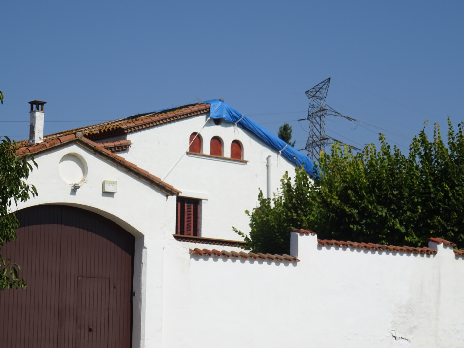 Detall de la façana de la masia de Can Delaire.
