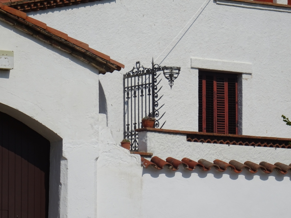 Detall de la façana de la masia de Can Delaire.