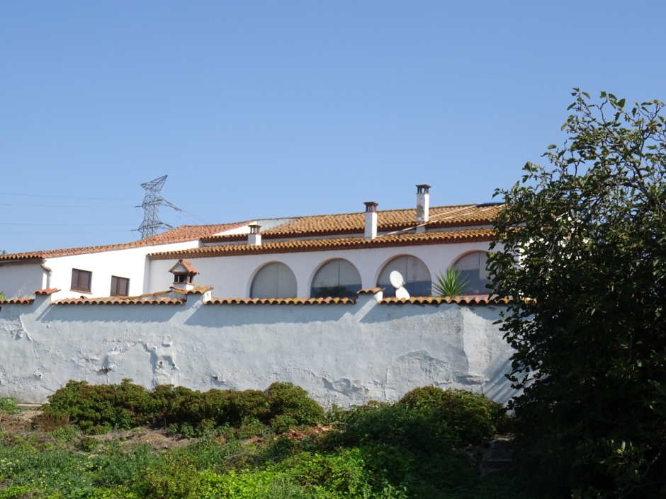 Detall de la façana lateral de la masia de Can Delaire.