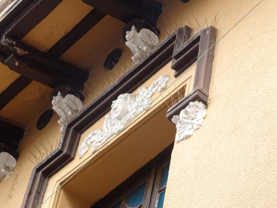 Detall ornamental del finestral del primer pis de la casa del carrer Santa Maria número 35.