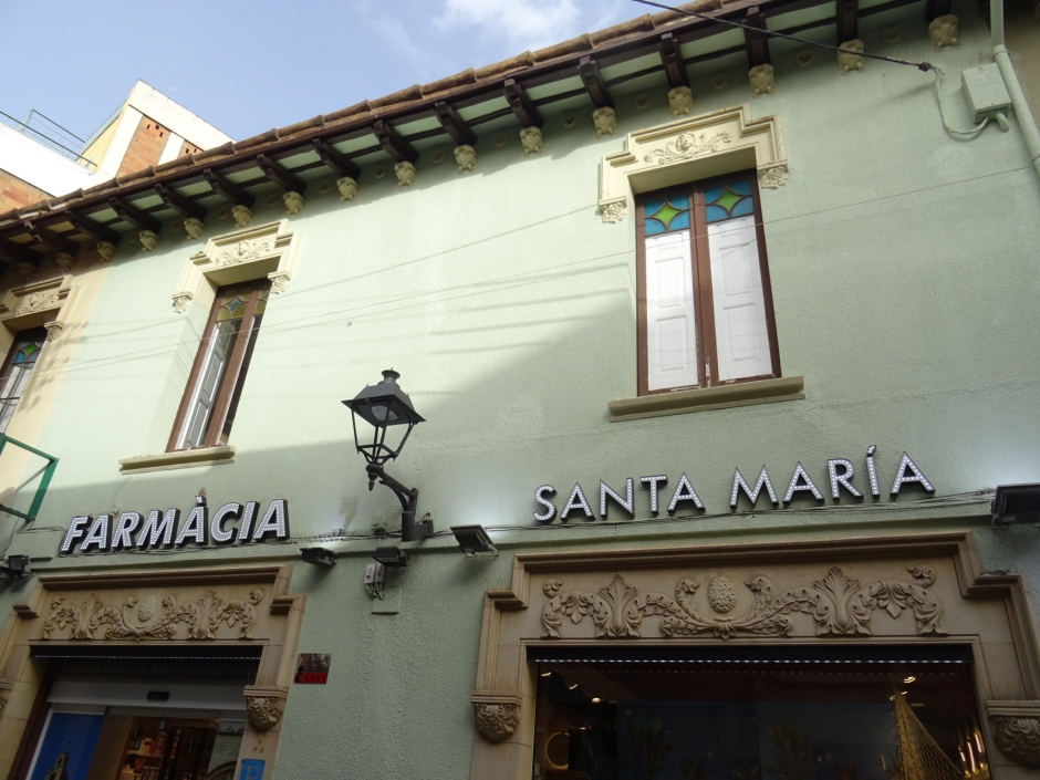 Detall ornamental de la casa del carrer Santa Maria números 27 i 29.