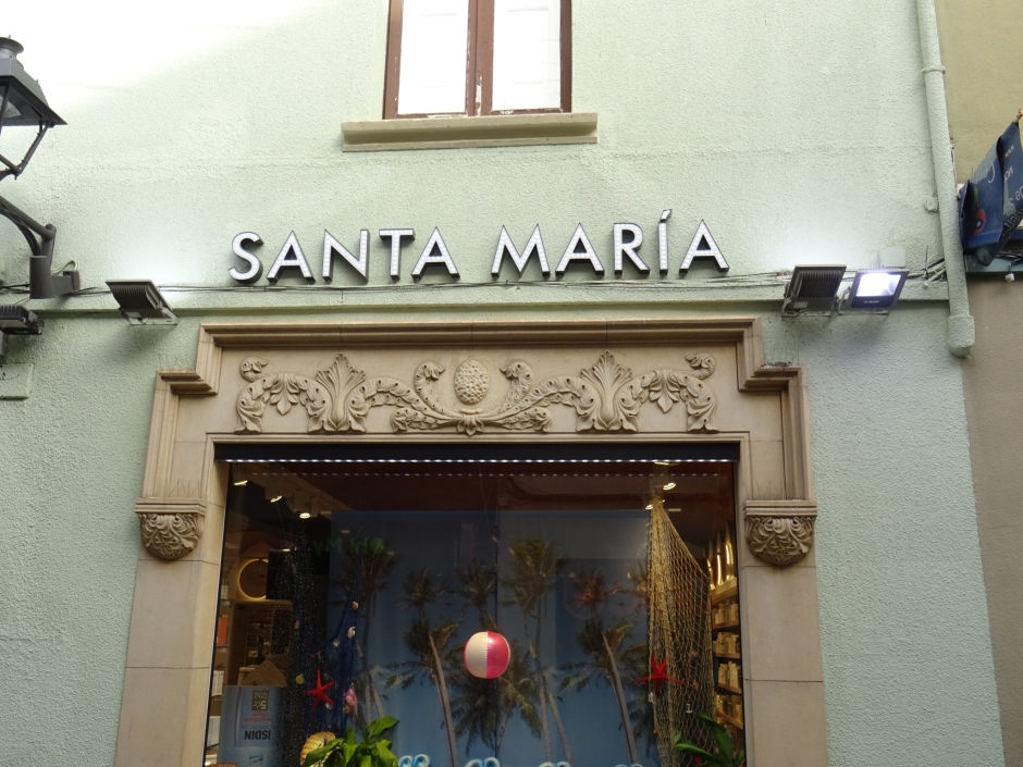 Detall ornamental de la casa del carrer Santa Maria números 27 i 29.