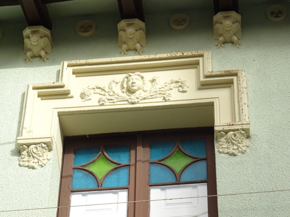 Detall ornamental de la casa del carrer Santa Maria números 25.