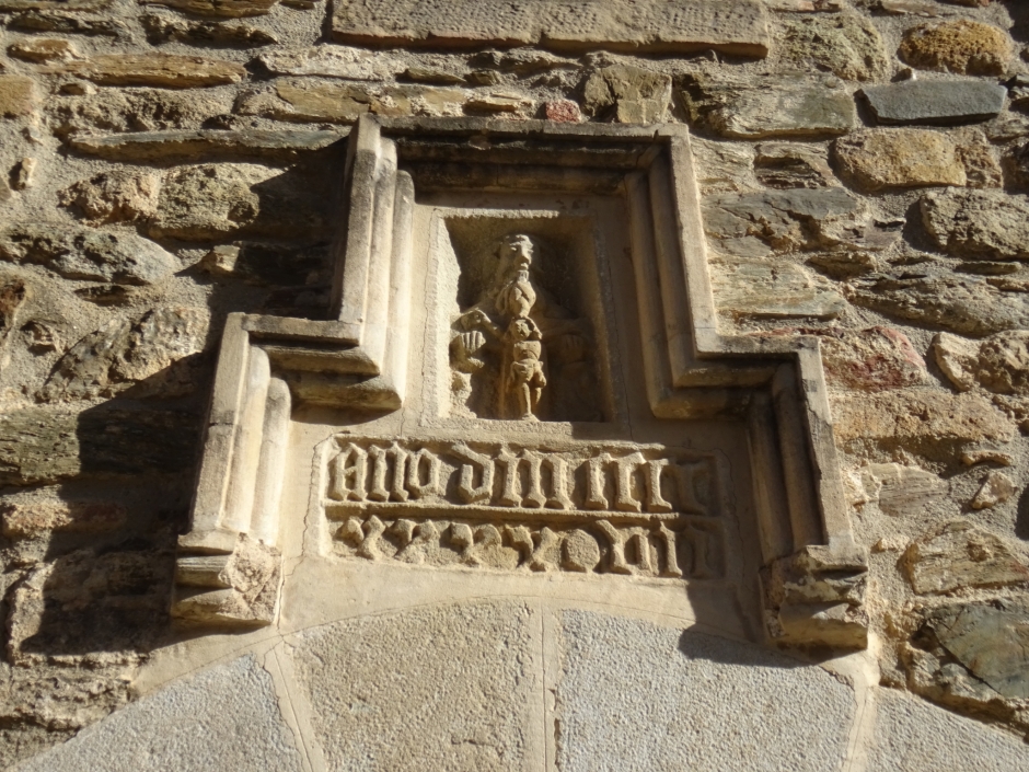 Inscripció de l'any 1447 sobre el portal adovellat de l'església de Sant Medir.