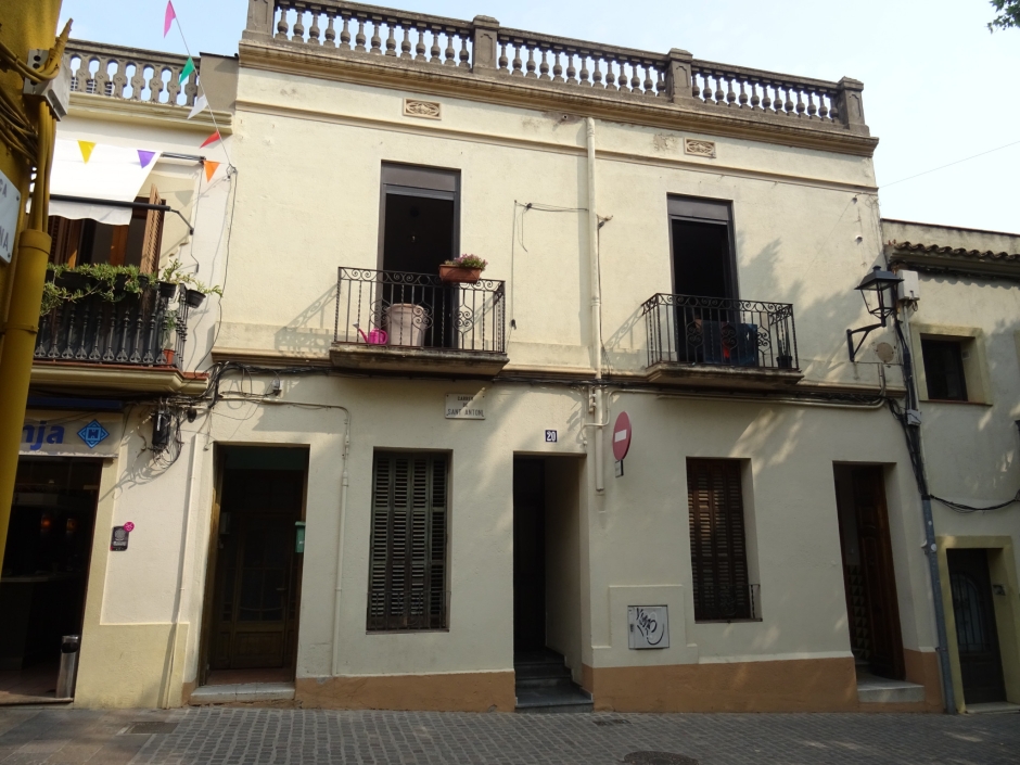 Façana principal de la casa al carrer Sant Antoni número 20.