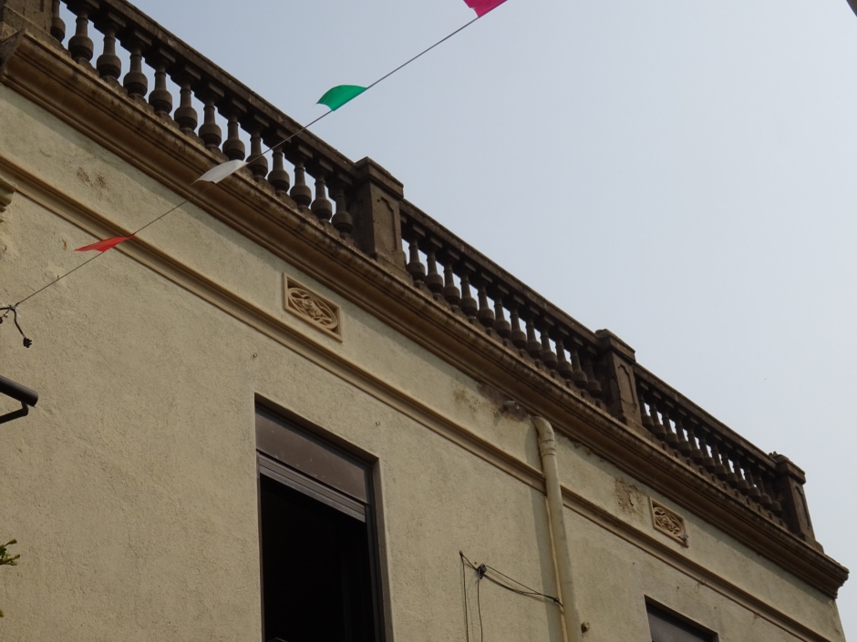 Detall del coronament de la casa al carrer Sant Antoni número 20.