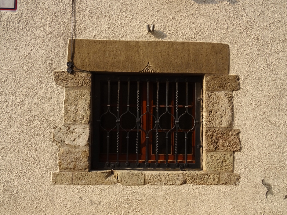 Finestra de la planta baixa de l'edifici de la Penya Blaugrana.