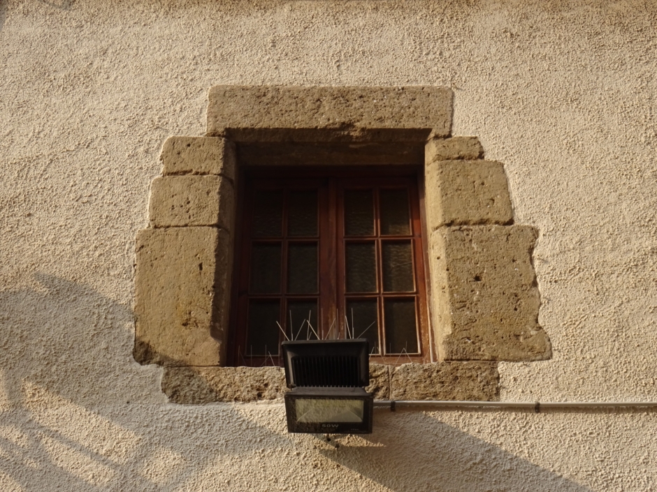 Finestra de la primera planta baixa de l'edifici de la Penya Blaugrana.