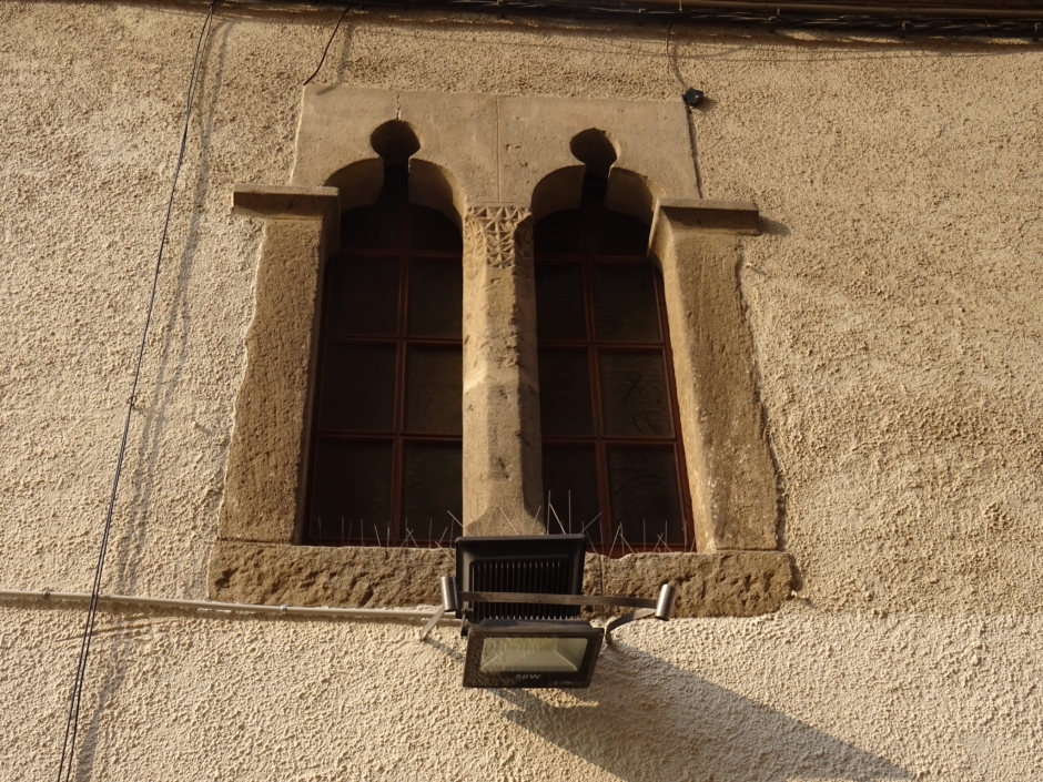 Finestra geminada de la planta baixa de l'edifici de la Penya Blaugrana.