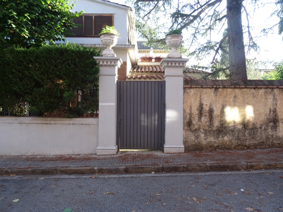 Cancell al carrer Elisenda Ribatallada número 17.