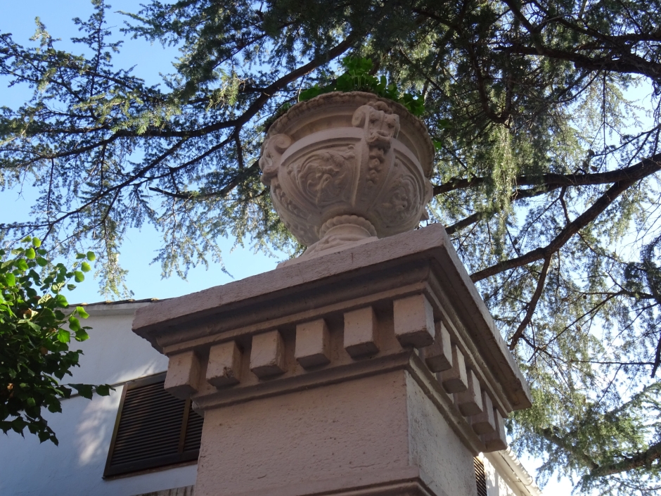 Detall de la pilastra i la torreta del cancell al carrer Elisenda Ribatallada número 17