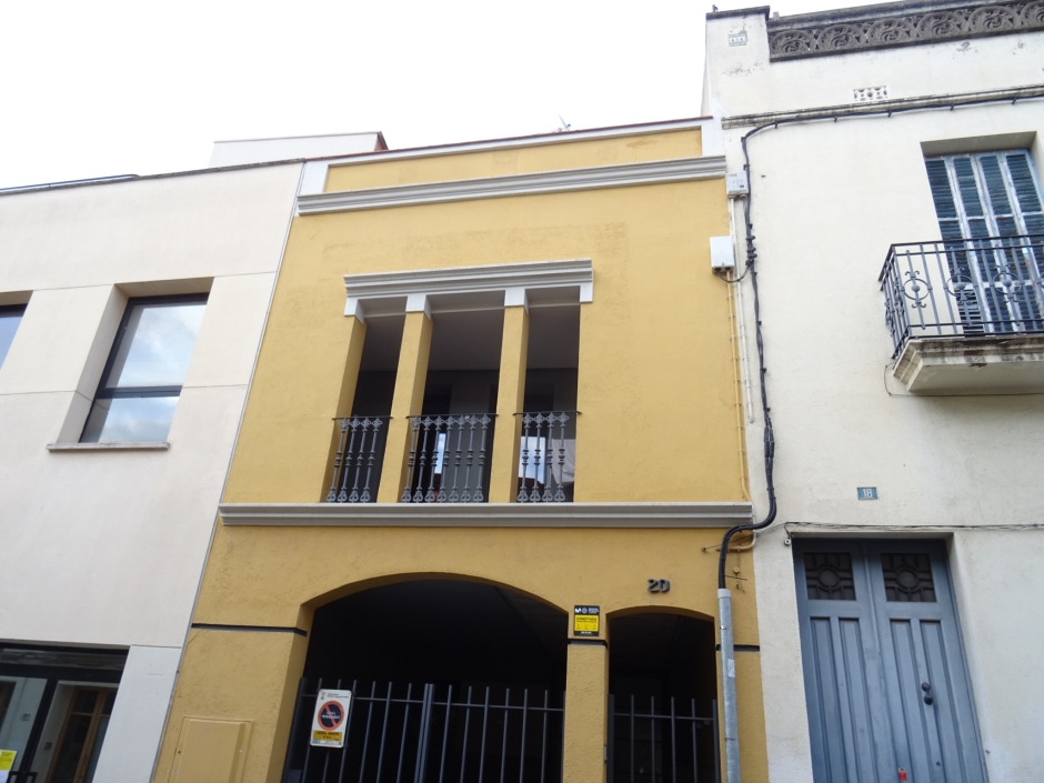 Primer pis i coronament de la casa al carrer Sant Medir número 20