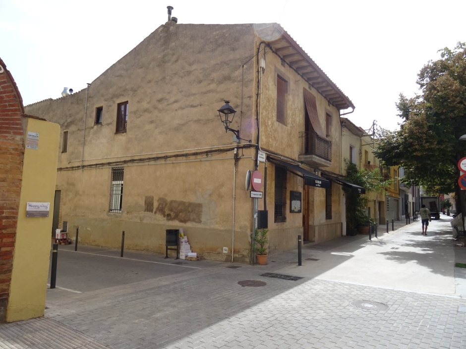 Façana principal i lateral de la casa d'Enric Fontanals.