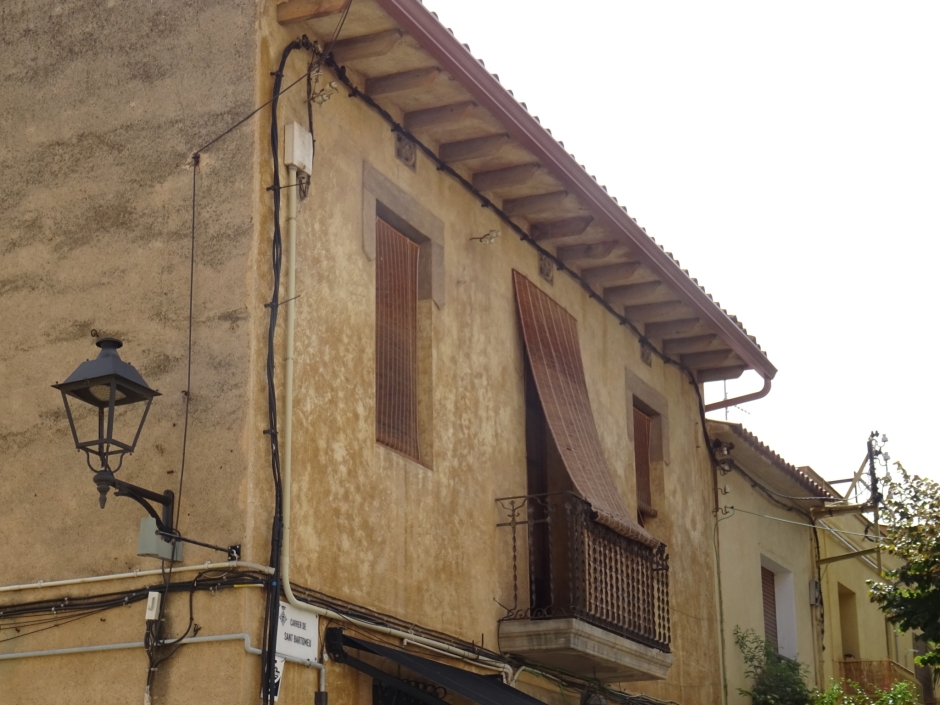 Detall del primer pis i del ràfec de la casa d'Enric Fontanals.